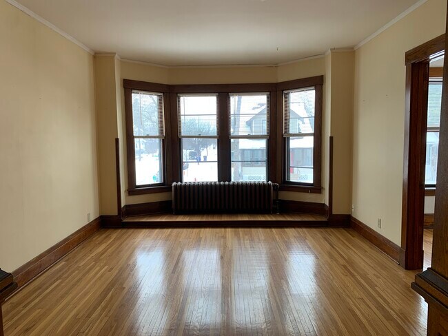 Building Photo - 594 Griggs St N
