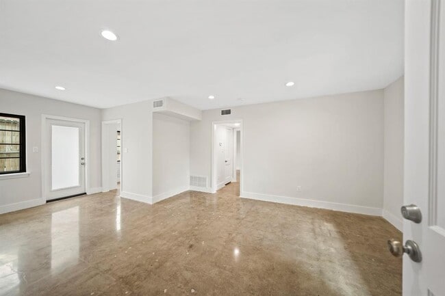 Building Photo - 520 Lovett Blvd