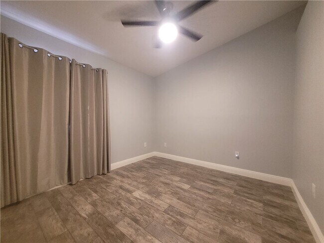 Foto del edificio - 1614 E Valley Pkwy