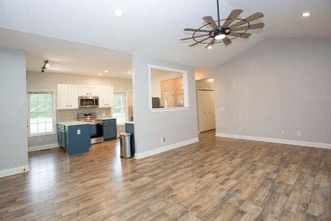 Building Photo - 102 Willow Creek Ln