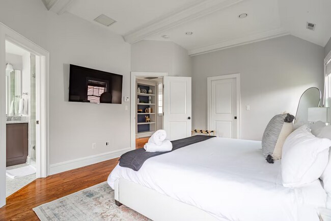 Foto del edificio - Fully Furnished Luxury Townhome | Walk to Downtown Princeton | 3 Beds | 3.5 Baths