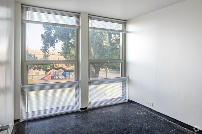 3 habitaciones, 1 baño - 1050 pies cuadrados - Tercer dormitorio - Southland Village
