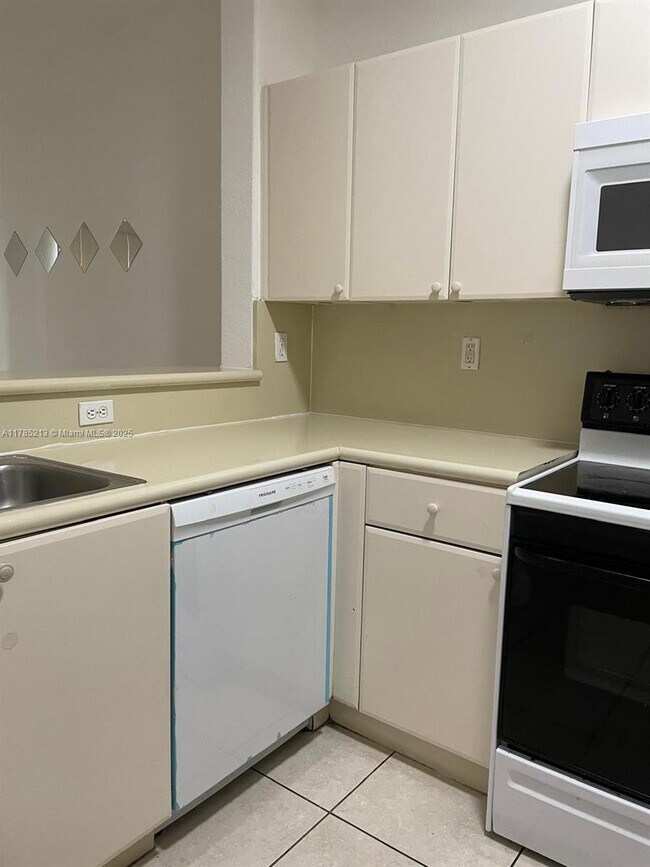 Foto del edificio - 1666 SE 27th Ct