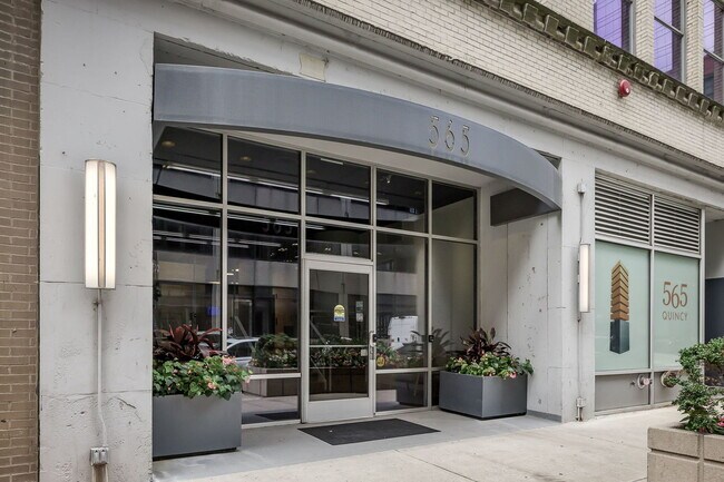 Foto del edificio - 565 W Quincy St