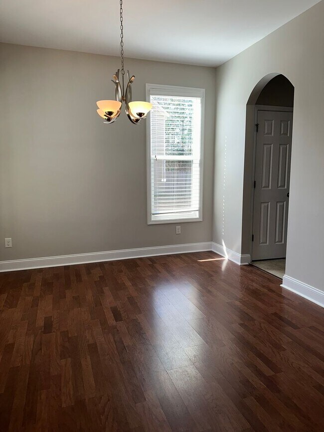Building Photo - Large family home with fenced back yard in...