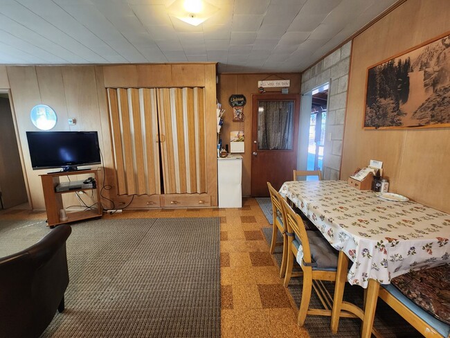 Foto del edificio - SKI LEASE: Close to Bus Line, Full Kitchen...