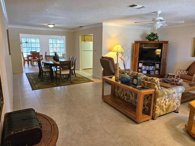 Building Photo - Seasonal Short-Term Single-Family Heated Pool Home located in Venice Gardens!