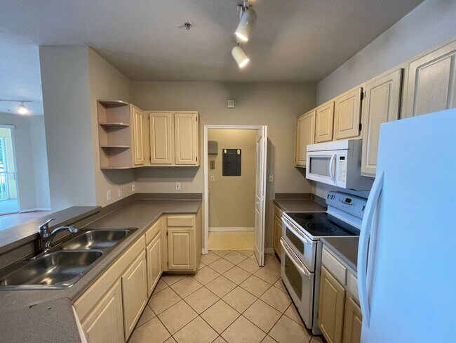 Foto del edificio - 2BR/2BA First Floor Condo in Visconti in M...