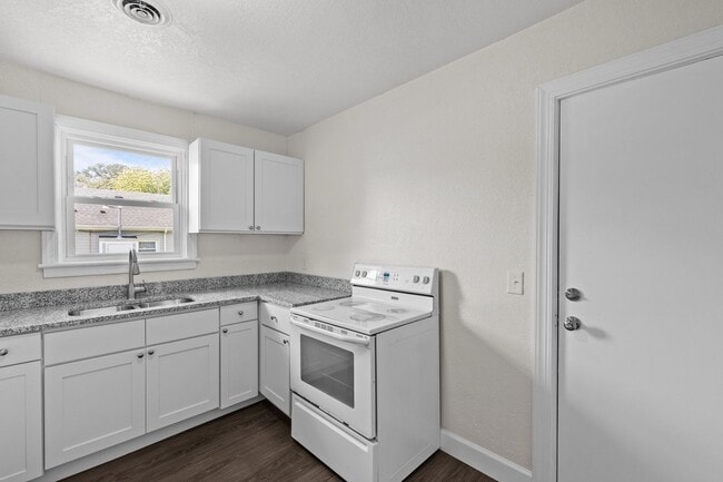 Foto del edificio - Cozy 2-Bedroom Duplex Apartment in Norfolk