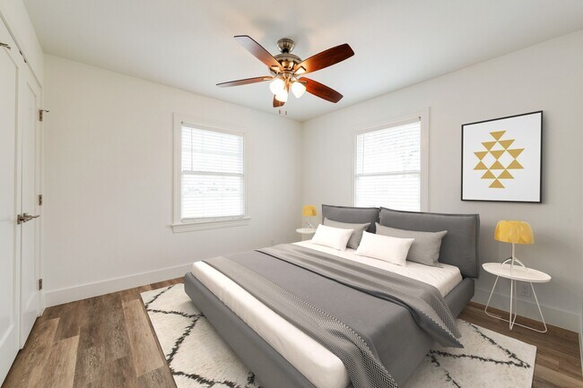 Building Photo - 2018 Remodeled 3 bed / 2 bath - wood / tile floors, fenced yard. Hyde Park / Downtown