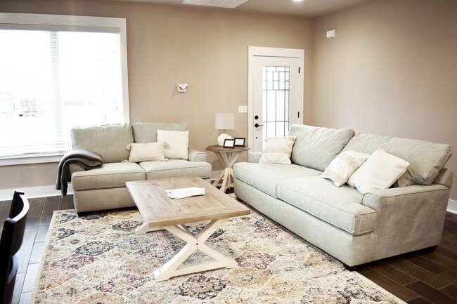 Building Photo - Luxurious  4 Bedroom, 3.5 Bathroom Home In Fayetteville!!  Minutes from the U of A!!