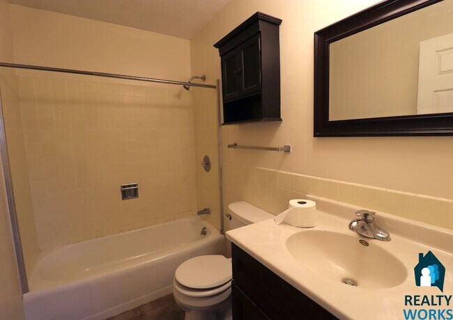 Building Photo - 3 Bedroom Home Available!