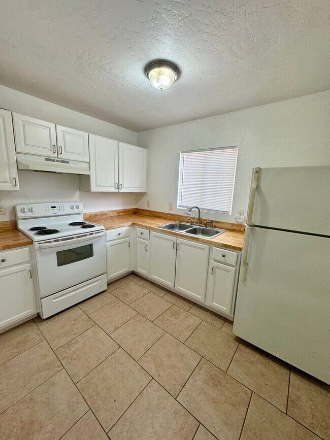 Foto del edificio - 1257 N Thorne Ave