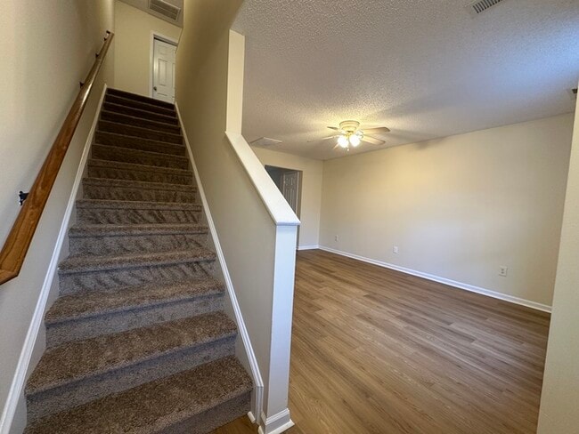 Building Photo - Beaufiful Townhouse 2 bed 1.5 bath in Monroe