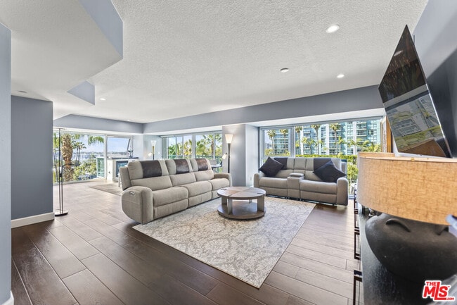 Building Photo - 13600 Marina Pointe Dr