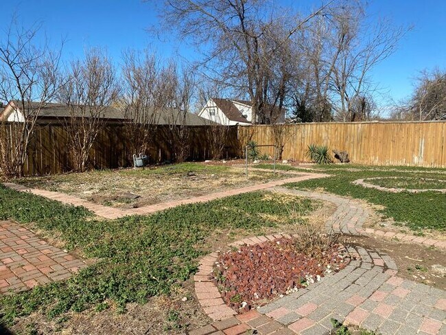 Building Photo - 1501 Sunrise Dr