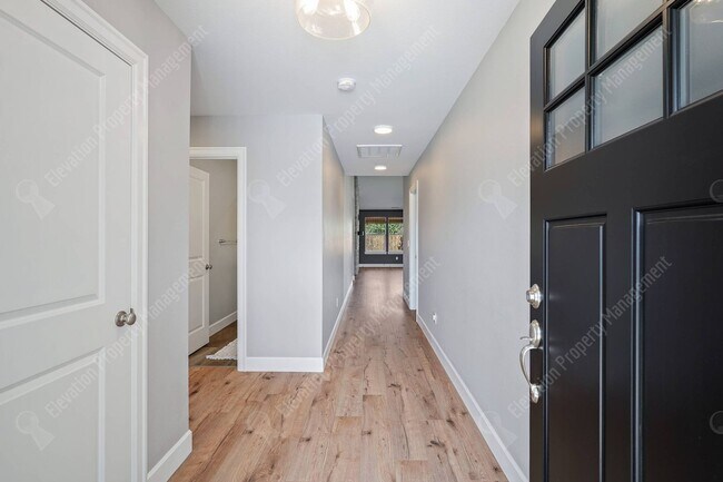 Foto del edificio - 3BR - 2BA Modern Living in a Quiet Cul-de-Sac
