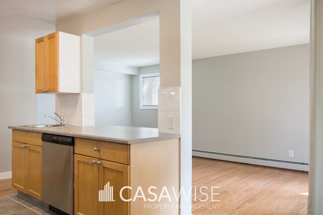 Photo du bâtiment - 10230-120 120 St NW