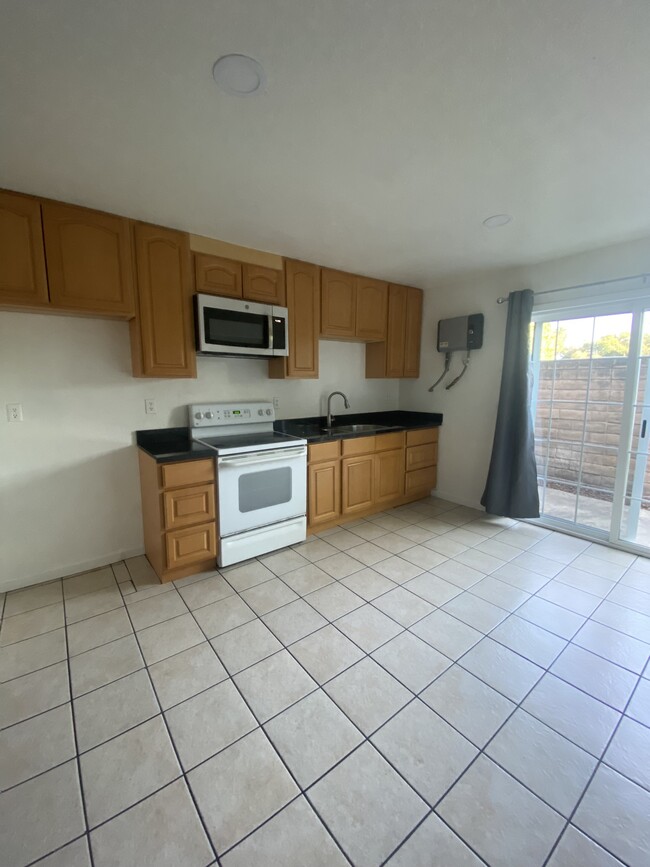 Building Photo - 3044 Amherst Dr
