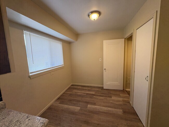 Foto del edificio - 19474 Montrose St