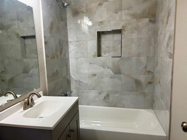 Foto del edificio - 6743 Crestmont St