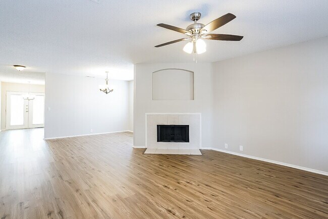 Building Photo - 1605 Columbia Dr