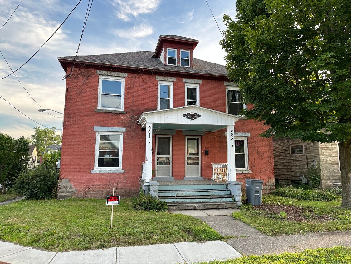 Foto principal - 901 W Main St