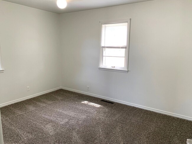 Building Photo - 1 level with 2 bedrooms & garage