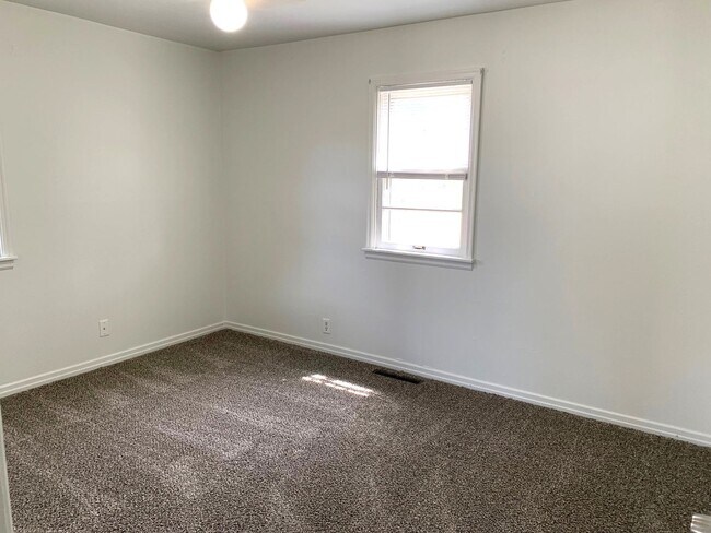 Foto del edificio - 1 level with 2 bedrooms & garage