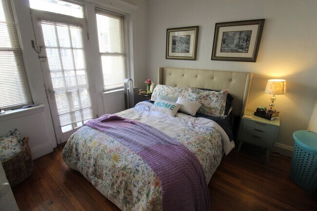 Foto del edificio - Updated Two Bedroom on Brookline border