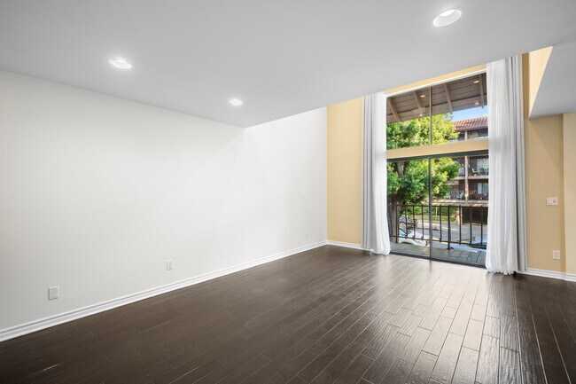 Foto del edificio - 323 N Jackson St