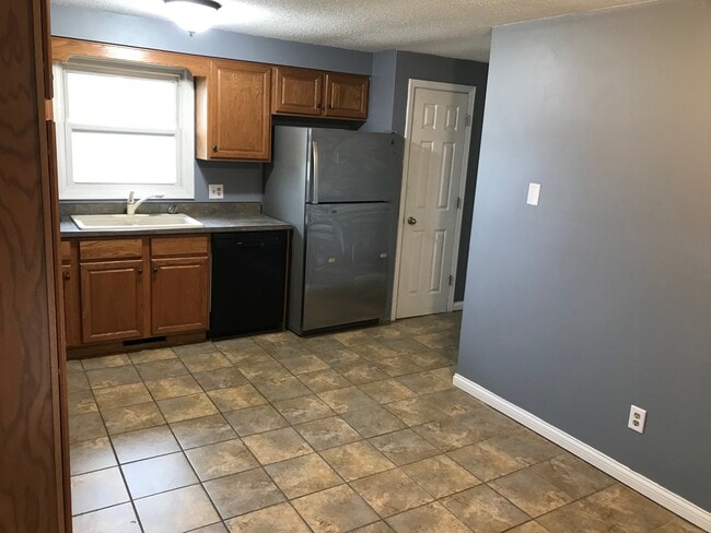 Building Photo - 302 Windsor Dr