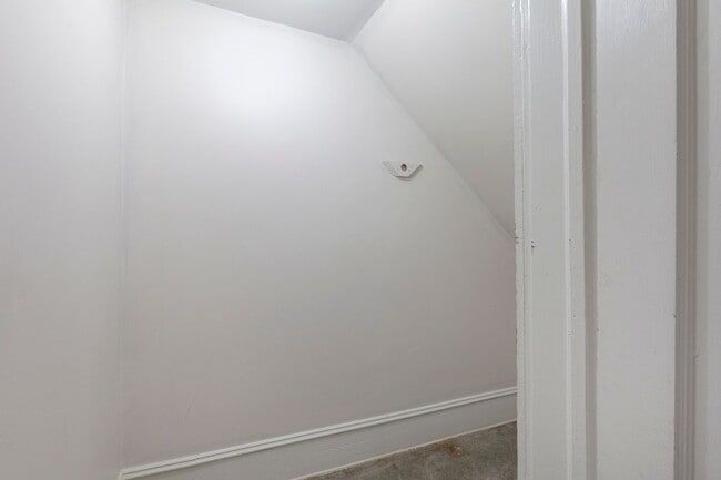 Building Photo - Spacious 1/1 Condo w/ Enclosed Patio & Off...