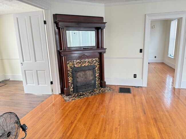 Foto del edificio - Large 4 BR house in Heyworth