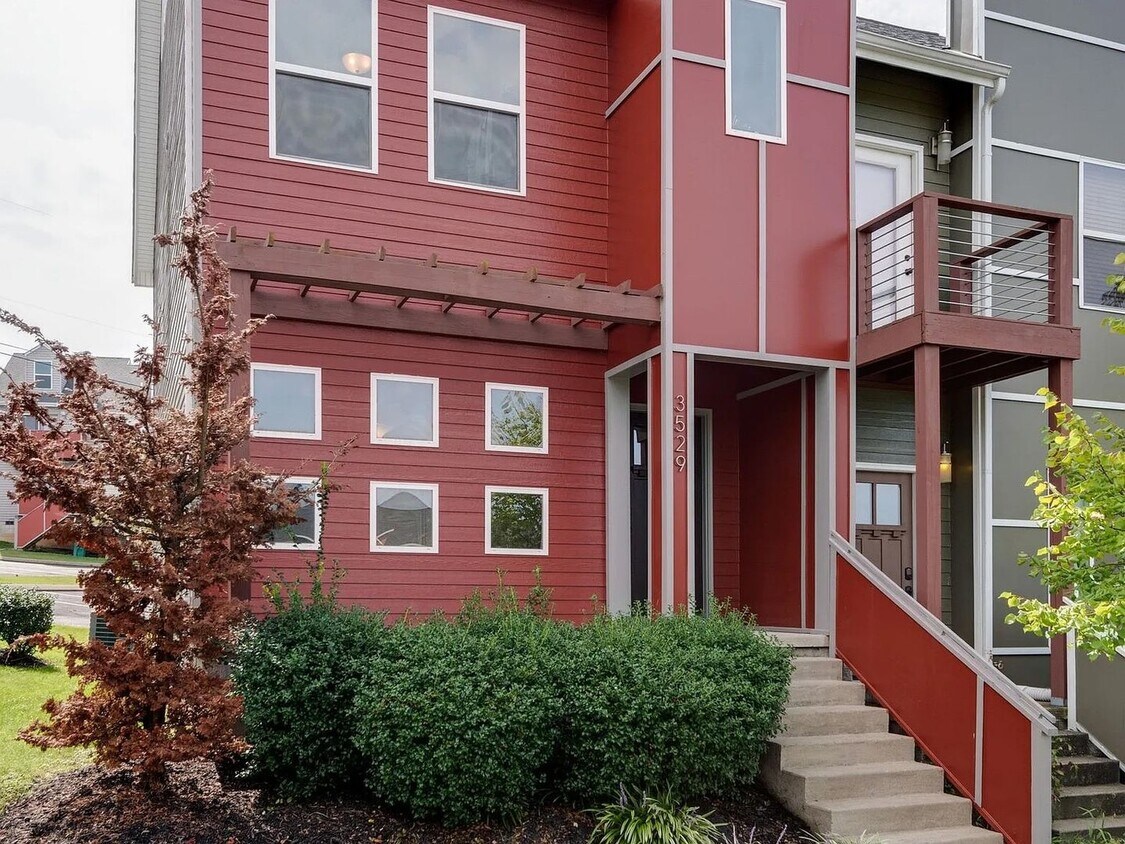 Foto principal - 3 Bed 2.5 Bath Luxury Townhome