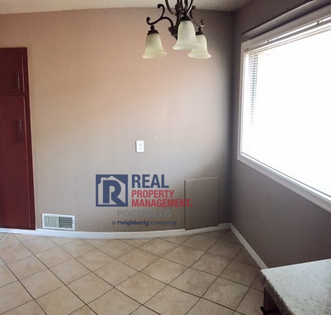 Building Photo - 3 bedroom 2 bath home - Dogs negotiable