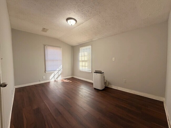 Foto del edificio - 4880 Hale Rd