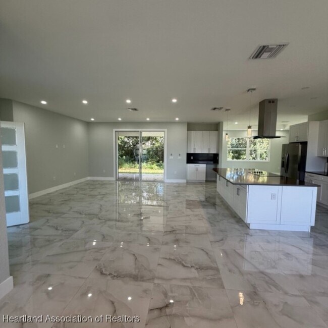 Building Photo - 2011 W Falcon Rd