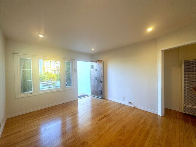 Building Photo - Mission District: Cottage-Like Apartment w...