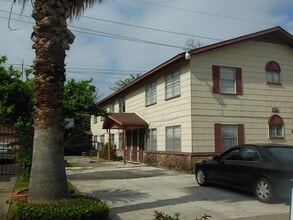 Building Photo - 2620 Rosewood St