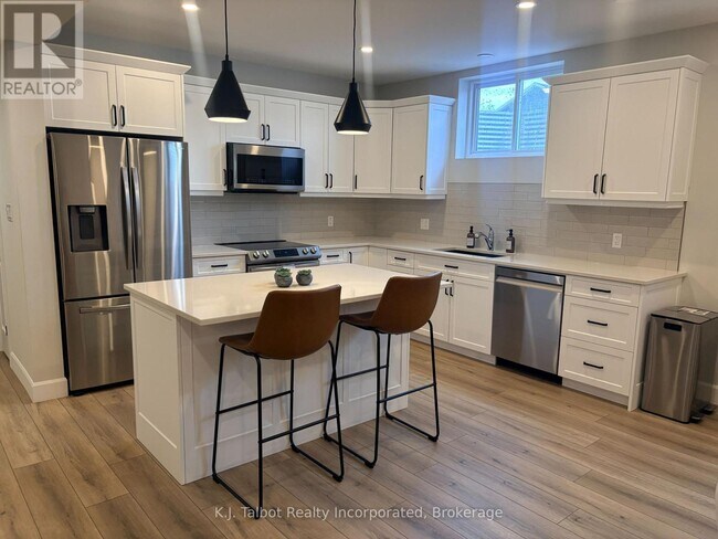 Building Photo - 451 Woodridge Dr
