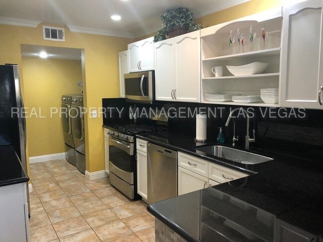 Foto del edificio - BEAUTIFUL 2 BEDROOM TOWNHOUSE!