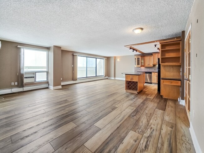 Building Photo - 718-712 12 Ave SW