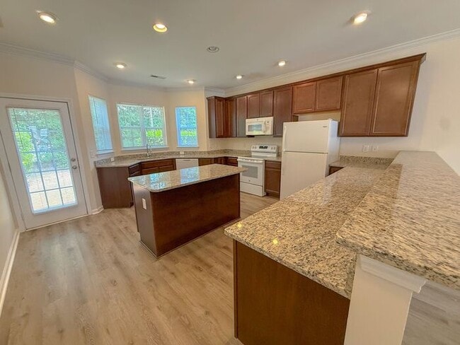 Foto del edificio - Beautifully updated Townhome! New cabinets, granite counter tops, and LVP flooring through downst...