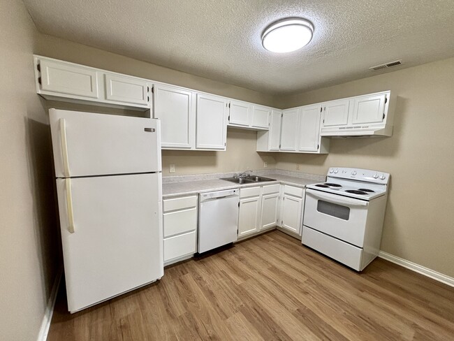 Foto del edificio - 5317 Beechwood Dr