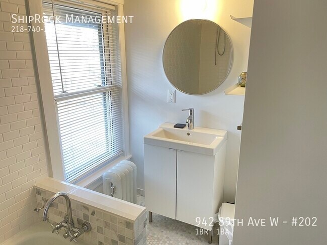 Foto del edificio - 942 89th Ave W