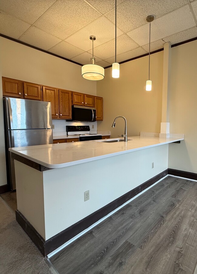 Building Photo - 9-17 Warren St