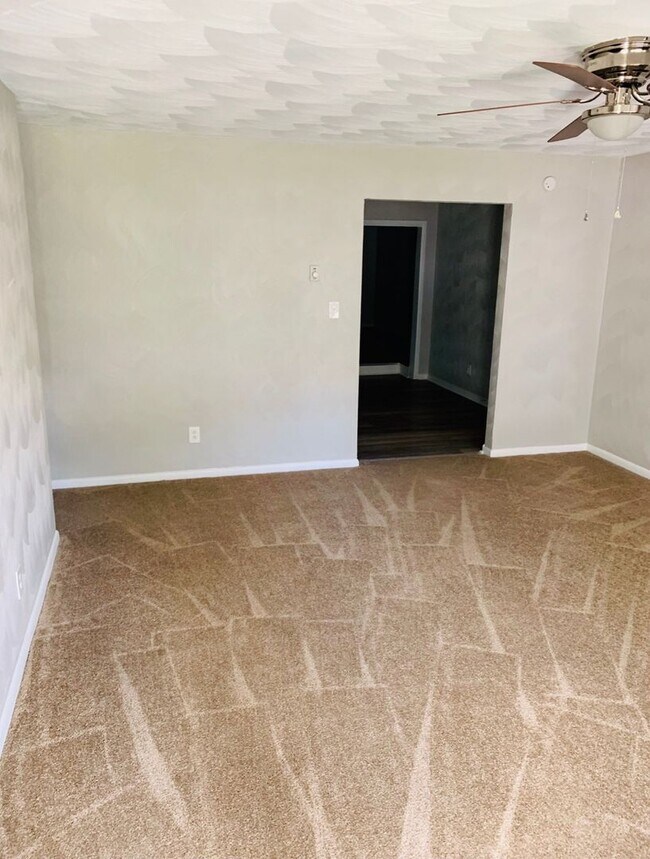 Foto del edificio - Beautiful 3 Bedroom 1.5 Bathroom Brick Hom...