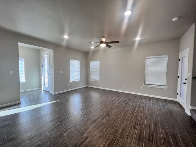 Building Photo - Upper Valley 3 Bedroom 2.5 Bath Townhome