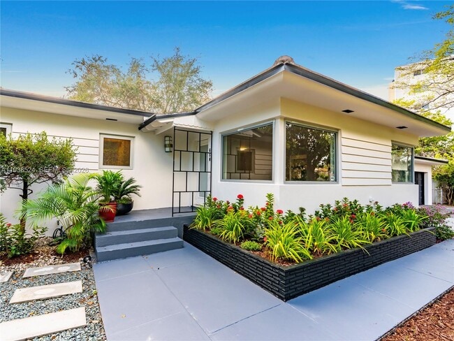 Foto del edificio - 650 NE 60th St